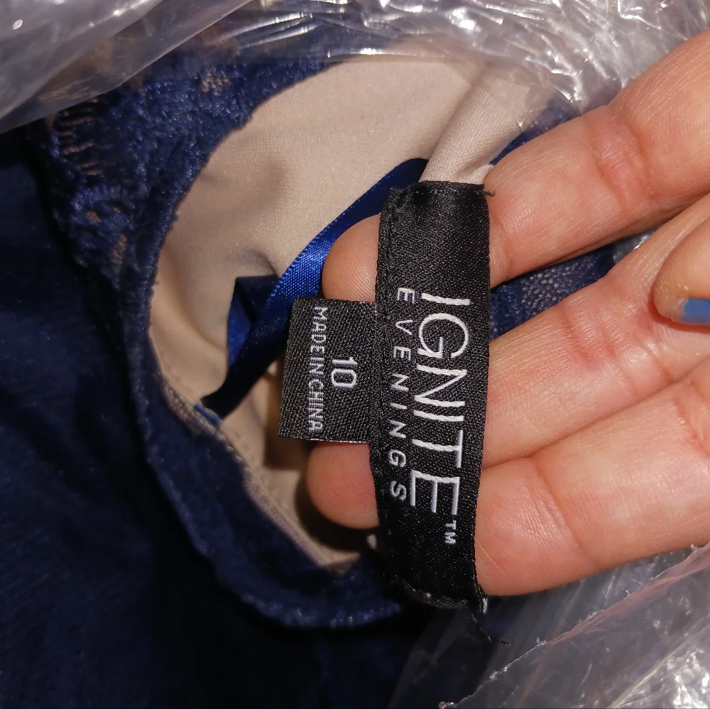 Formal dress - Picture 6 of 7